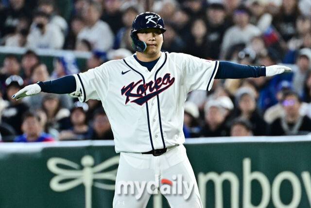 8일 일본 도쿄돔에서 열린 2026 월드 베이스볼 클래식(WBC) 조별리그 한국-대만 경기.문보경이 5회말 무사 1루에 안타를 친 후 기뻐하고 있다./도쿄(일본)=한혁승 기자
