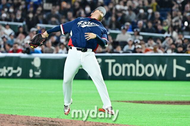 9일 일본 도쿄돔에서 열린 2026 월드 베이스볼 클래식(WBC) 조별리그 한국-호주 경기. 한국이 7-2로 호주에 승리해 8강 진출에 성공했다. 승리 후 글러브를 던지는 문보경./도쿄(일본)=한혁승 기자 hanfoto@mydaily.co.kr