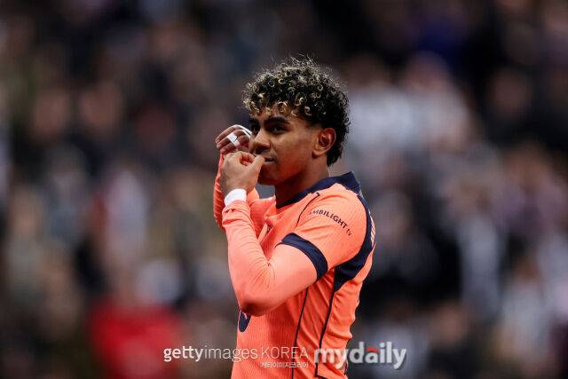 야말이 11일 뉴캐슬과 경기에서 동점포를 터뜨린 뒤 세리머니하고 있다. /게티이미지코리아