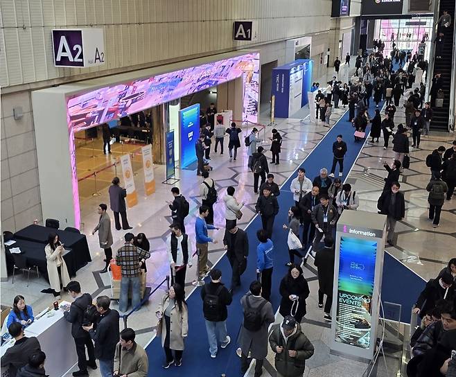 국내 최대 배터리 산업 전시회 ‘인터배터리 2026’이 11일 서울 강남구 코엑스에서 막을 올렸다. 권제인 기자