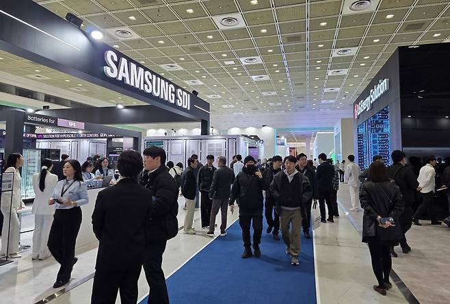 ‘인터배터리 2026’ 삼성SDI 전시장 앞이 관람객들로 북적이고 있다. 권제인 기자