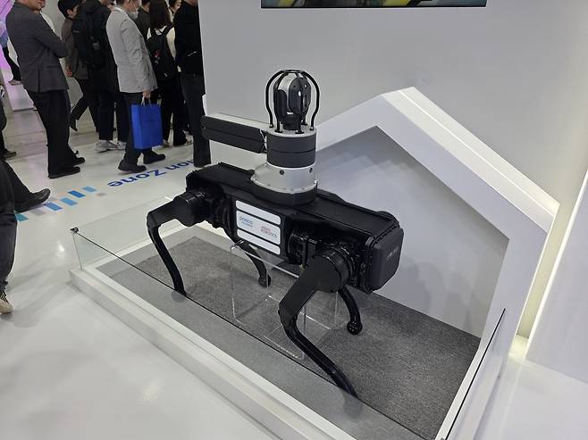 ‘인터배터리 2026’에 참가한 포스코퓨처엠 부스에 전시된 사족 보행 로봇. 권제인 기자