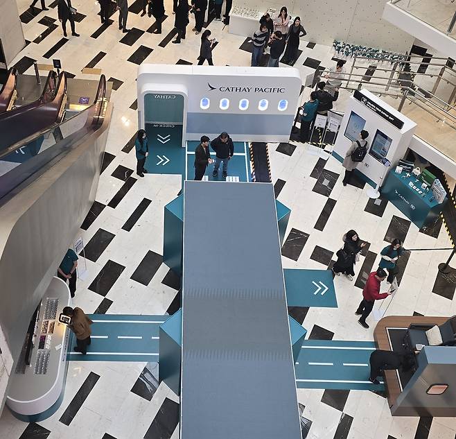 위에서 본 케세이 팝업은 항공기를 닮았다.