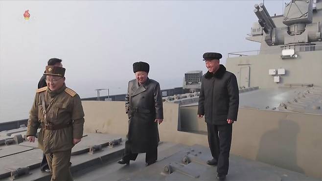 [서울=뉴시스] 북한 조선중앙TV는 김정은 국무위원장이 지난 3~4일 취역을 앞둔 5000t급 신형 구축함 '최현호'를 살펴보고 해상대지상(함대지) 전략순항미사일 시험발사를 참관했다고 5일 보도했다. (사진=조선중앙TV 캡처) 2026.03.11. photo@newsis.com *재판매 및 DB 금지