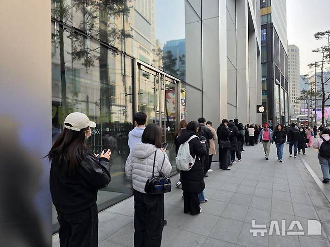 [서울=뉴시스]11일 서울 중구 명동 애플스토어에서 고객들이 애플의 보급형 신제품 아이폰17e와 맥북 네오 등을 구매하기 위해 줄을 서고 있다. (사진=윤현성 기자)
