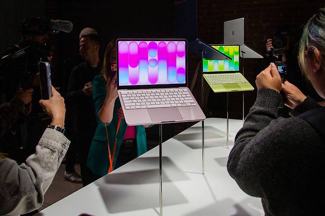 [뉴욕=AP/뉴시스] 4일(현지 시간) 미국 뉴욕에서 열린 애플 신제품 공개 행사에서 취재진이 '맥북 네오'(MacBook Neo) 노트북 컴퓨터를 살펴보고 있다. 애플이 웹 서핑과 동영상 재생, 사진 편집 등에 최적화한 중저가 '맥북 네오'를 출시했다. 가격은 13인치형 기본 모델 99만 원이며 교육용은 85만 원이다. 2026.03.05.