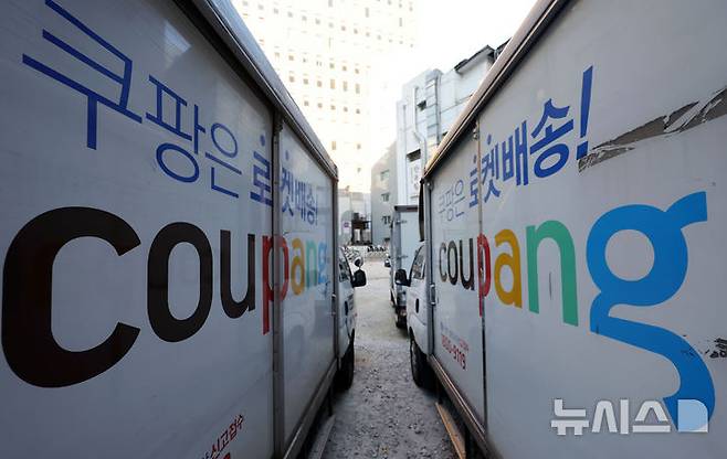 [서울=뉴시스] 홍효식 기자 = 서울 시내 한 차고지에 쿠팡 배송 차량이 주차돼 있다. 2025.12.04. yesphoto@newsis.com