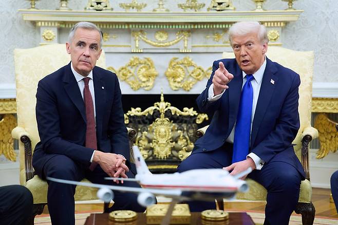 [워싱턴=AP/뉴시스] 도널드 트럼프 미국 대통령이 10일(현지 시간) 마크 카니 캐나다 총리를 '미래의 캐나다 주지사'로 칭하며 도발 정치를 이어갔다. 사진은 트럼프 대통령이 지난해 10월 7일 백악관 집무실에서 카니 총리와 회담하며 취재진 질문을 받는 모습. 2026.03.11.