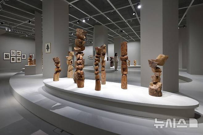 [용인=뉴시스] 박진희 기자 = 호암미술관은 한국 여성 조각 1세대를 대표하는 김윤신의 70여 년에 걸친 삶과 예술세계를 조명하는 첫 대규모 회고전 '김윤신: 합이합일 분이분일' 기자간담회를 11일 경기 용인시 호암미술관에서 갖고 작가의 주요 작품을 선보이고 있다. 2026.03.11. pak7130@newsis.com