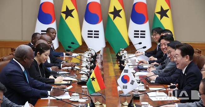 [서울=뉴시스] 고범준 기자 = 이재명 대통령이 11일 청와대에서 열린 존 마하마 가나 대통령과 한-가나 정상회담에서 발언하고 있다. 2026.03.11. bjko@newsis.com