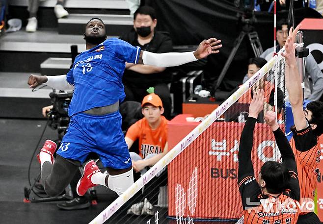 [서울=뉴시스]남자배구 OK저축은행 베논. (사진=KOVO 제공)