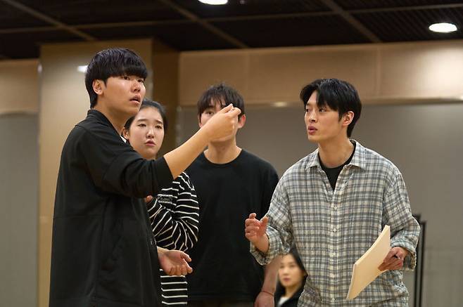 [서울=뉴시스] 극공작소 마방진이 창단 20주년을 맞아 고선웅 연출작 '리어왕외전'을 연습하고 있다. (사진=옐로밤 제공) 2026.03.11. photo@newsis.com *재판매 및 DB 금지