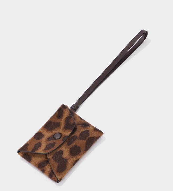 10만원대인 한섬의 타임 파리 레오파드 송치 참 파우치. 한섬 제공