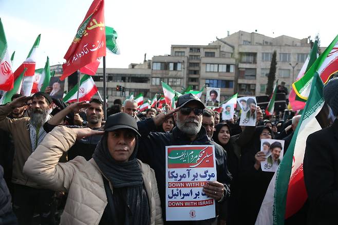 모즈타바에 충성 맹세하는 테헤란 시민들. 연합뉴스