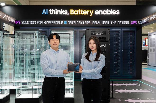 인터배터리 2026에 마련된 삼성SDI 부스에서 모델들이 AI 데이터센터에 들어가는 삼성SDI의 UPS용 LMO 각형 배터리를 알리고 있다. 삼성SDI 제공