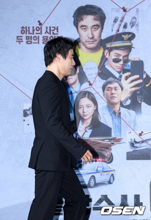 무거운 발걸음으로 제작보고회 참석한 배성우