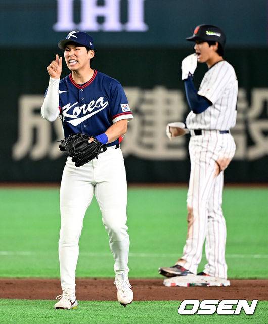 [OSEN=도쿄(일본), 손용호 기자] 7일 일본 도쿄돔에서 2026 월드베이스볼클래식(WBC) 조별리그 C조 대한민국과 일본의 경기가&nbsp;열렸다.한국은 잠수함 고영표, 일본은 좌완 기쿠치 유세이를 선발로 내세웠다. WBC에서 2006년 4강, 2009년 준우승을 차지한 한국은 이후 3개 대회(2013년, 2017년, 2023년)에서 연달아 1라운드를 통과하지 못하고 있다. 이번 대회에서는 8강 토너먼트 복귀를 목표로 대회에 임하고 있다. 지난 5일 체코와의 첫 경기에서는 11-4로 대승을 거두며 좋은 출발을 했다.&nbsp;7회말 2사 만루에서 한국 김혜성이 김영규와 이야기를 나누고 있다. 2026.03.07&nbsp;/spjj@osen.co.kr
