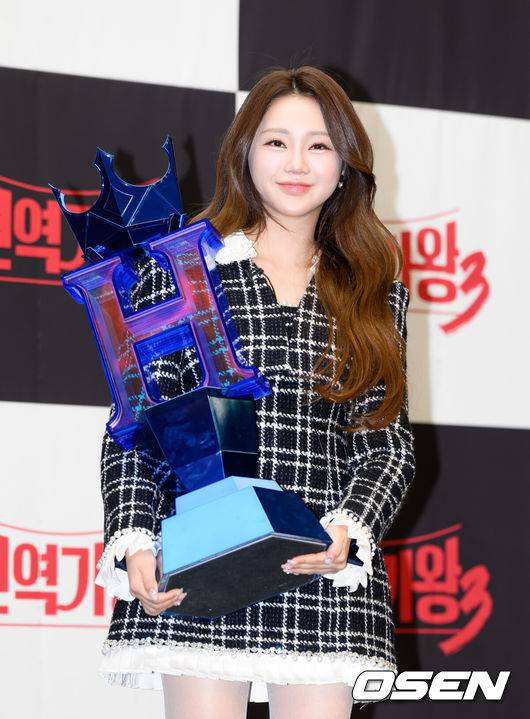 [OSEN=이대선 기자] 11일 오전 서울 에서 MBN ‘현역가왕3’ TOP7 기자간담회가 열렸다.영예의 ‘현역가왕’ 3대 가왕은 실시간 문자 투표 총합 1,207,267표 중 196,188표를 받으며 총점 3727점을 기록한 홍지윤이 차지했다. 이어 차지연-이수연-구수경-강혜연-김태연-솔지 차례로 TOP7에 이름을 올리며 국가대표에 선출됐다.가수 홍지윤이 포토타임을 가지고 있다. 2026.03.11 /sunday@osen.co.kr