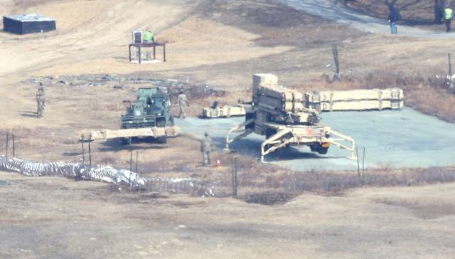 ▲10일 미국 국방부가 한국에 배치된 사드(THAAD·고고도 미사일 방어체계) 중 일부를 중동 지역으로 이동시키고 있다는 보도가 나온 가운데 지난 5일 경북 성주군의 미군 사드 기지에서 방공무기 발사대 해체 작업이 진행되고 있다. ⓒ연합뉴스