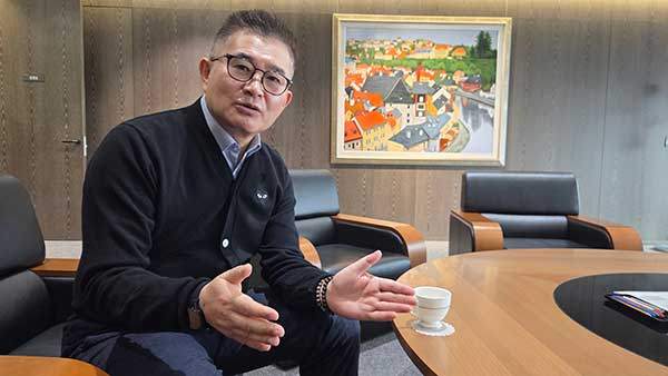 박 대표가 서울 송파구 사무실에서 KR산업의 비전에 대해 설명하고 있다.