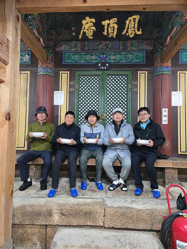 작년 5월 박 대표와 임직원들이 강원도 인제군 봉정암을 찾아 공양하고 있다.