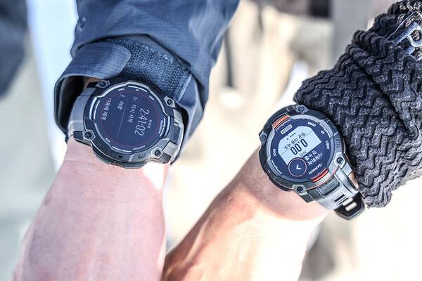 가민 인스팅트3 아몰레드(왼쪽)와 솔라. 솔라 모델은 태양열로 자동 충전이 된다.