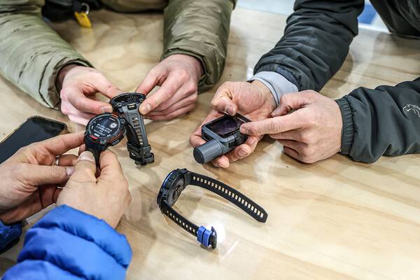 "이 시계 어떻게 사용하죠?" 오진곤씨와 임동진씨에게서 가민의 인스팅트3 시계 사용법을 익히고 있다. 맨 오른쪽은 가민 인리치 미니다. 조난당했을 때 구조용으로 주로 쓰는 장비다.