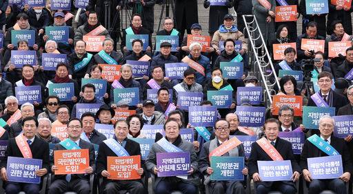 지난 2025년 3월 서울역 광장에서 열린 헌법개정 범국민 결의대회 서명운동 발대식에 참석한 여야 원로 정치인들이 개헌을 촉구하고 있다. 앞줄 왼쪽부터 더불어민주당 이학영 국회부의장, 국민의힘 주호영 국회부의장, 이상수 헌법개정국민행동 대표, 정대철 헌정회장, 서청원 전 한나라당 대표, 손학규 전 민주당 대표. 세계일보 자료사진