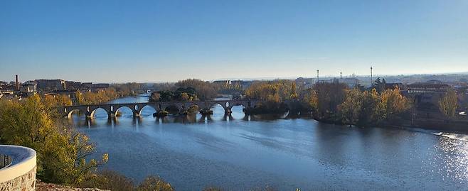미라도르 델 트론코소 전망대에서 본 두에로강과 도시 전경. 필자 제공