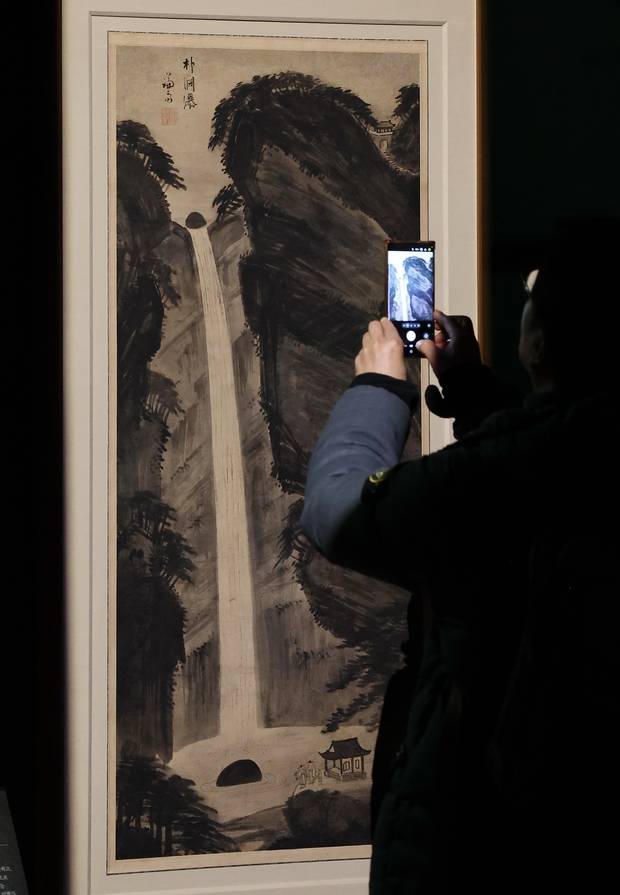 국립중앙박물관의 겸재 정선 특별전 관람객이 그의 ‘박연폭포’를 사진에 담고 있다. 연합뉴스