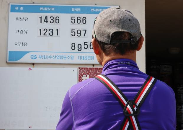 최근 중동 전쟁 여파로 유가가 급등한 가운데 10일 오후 부산 사하구 부산시수협 다대위판장 급유소에서 한 어민이 유가가 표시된 가격판을 보고 있다. 연합뉴스