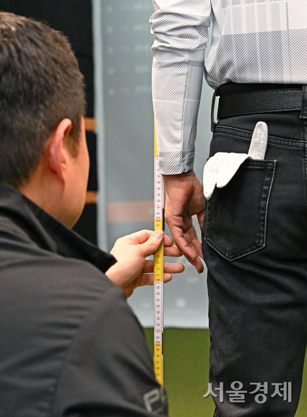아이언 피팅을 하기 전 지면에서부터 손목까지의 길이를 측정하고 있다.