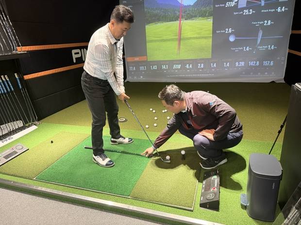 핑골프의 조승진(오른쪽) 차장이 남궁청씨의 볼 위치를 점검해 주고 있다. 김세영 기자