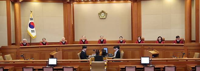 1월29일 헌법재판소 심판정에 김상환 헌법재판소장을 비롯한 헌법재판관들이 앉아있다. ⓒ연합뉴스