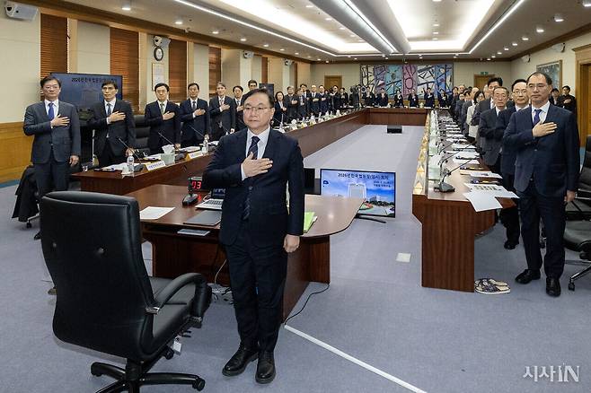 2월25일 대법원 청사에서 열린 임시 전국법원장회의에서 참석자들이 국민의례를 하고 있다. ⓒ시사IN 박미소