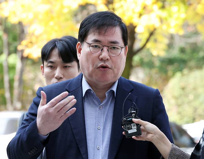 대장동 개발 비리 의혹으로 재판에 넘겨진 유동규 전 성남도시개발공사 기획본부장이 2025년 10월31일 서울 서초구 중앙지법에서 열린 1심 선고공판에 출석하며 입장을 밝히고 있다. ⓒ사진공동취재단