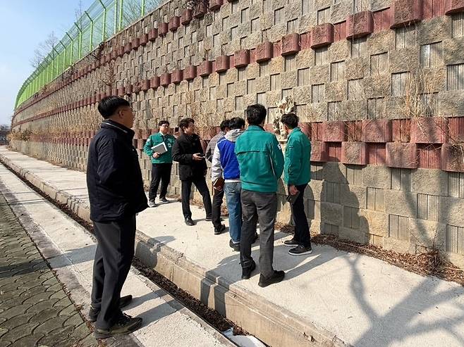 관내 주요 옹벽시설 점검 현장 ⓒ창녕군 제공