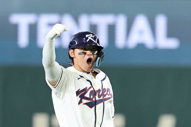 야구 대표팀 김도영이 8일 일본 도쿄돔서 열린 2026 WBC 본선 1라운드 C조 3차전 대만과 경기 8회말 2사 1루 상황에서 1타점 적시타를 때린 뒤 포효하고 있다. 뉴시스