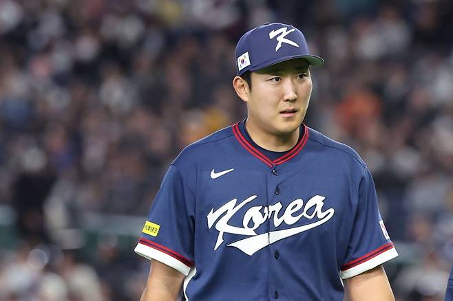 한국 야구대표팀 손주영이 9일 일본 도쿄돔서 열린 WBC 본선 1라운드 호주와 C조 4차전 도중 팔꿈치 불편 증세를 느껴 교체되고 있다. 도쿄｜뉴시스
