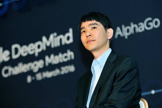 1국에서 패한  후 기자회견장에 나타난 이세돌 9단이 생각에 잠겨있는 모습      사진 =이시용 작가