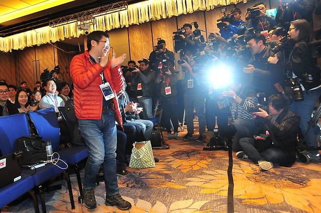 일명 ‘신의 한수’로 이세돌 9단이 극적인 1승을 거두자 공개해설장에서 바둑팬이 기뻐하고 있다   사진=이시용 작가