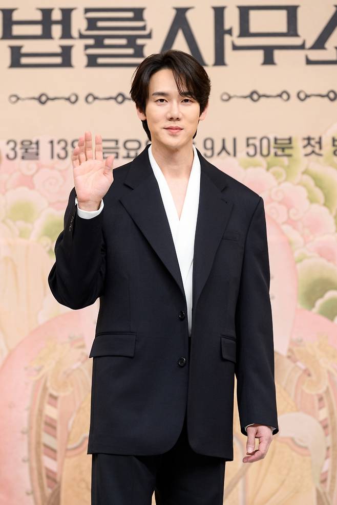 유연석이 11일 서울 양천구 SBS 사옥에서 진행된 SBS 새 금토드라마 ‘신이랑 법률사무소’ 제작발표회에서 포즈를 취하고 있다. SBS 제공