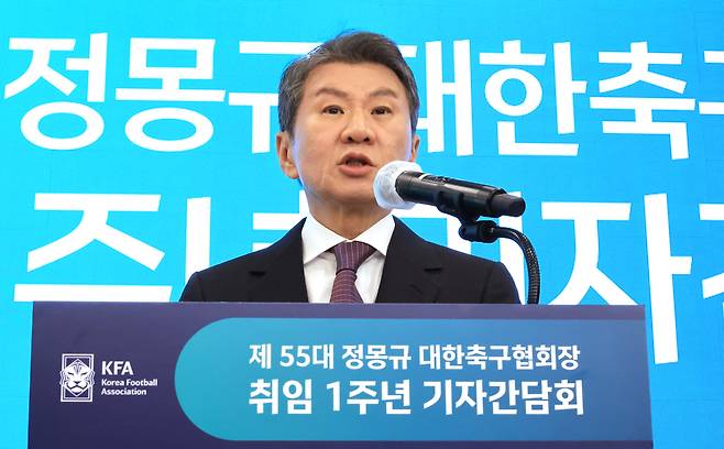 정몽규 대한축구협회장이 11일 서울 종로구 포니정재단빌딩에서 열린 취임 1주년 기자간담회에서 남은 3년 나아갈 핵심 과제를 제시하고 있다. 연합뉴스