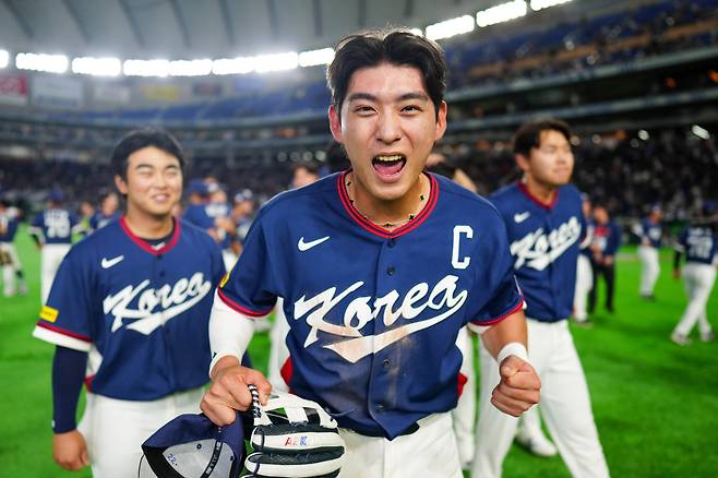한국 야구대표팀 주장 이정후가 지난 9일 일본 도쿄돔에서 열린 2026 월드베이스볼클래식(WBC) C조 조별리그 호주전에서 극적인 승리로 대회 8강 진출을 확정한 뒤 환호하고 있다. 게티이미지코리아
