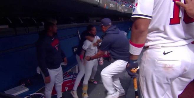 경기중 감독에게 달려든 호세 마요르가 코치들에게 제지 당하고 있다. 폭스TV 캡처