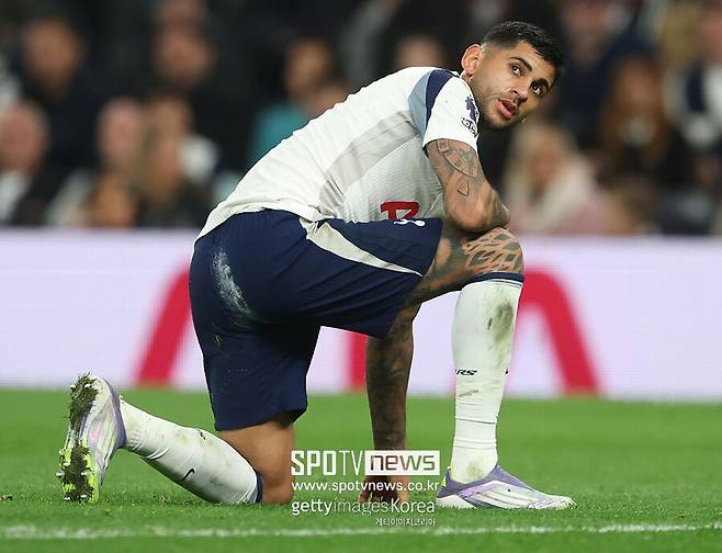 ▲ 로메로는 최근 이적설이 강하게 불거지고 있다. FC바르셀로나, 아틀레티코 마드리드 등과 연결되며 토트넘을 떠날 가능성이 생겼다. 경기 내외적으로 시끄러운 상황에 놓인 토트넘의 주장이다. 구단도 팀 재건을 위해 로메로를 내놓을 생각인데 챔피언스리그 5실점으로 의문점을 안겼다.&nbsp;