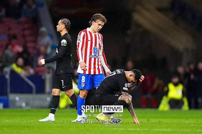 ▲ 로메로는 최근 이적설이 강하게 불거지고 있다. FC바르셀로나, 아틀레티코 마드리드 등과 연결되며 토트넘을 떠날 가능성이 생겼다. 경기 내외적으로 시끄러운 상황에 놓인 토트넘의 주장이다. 구단도 팀 재건을 위해 로메로를 내놓을 생각인데 챔피언스리그 5실점으로 의문점을 안겼다.&nbsp;