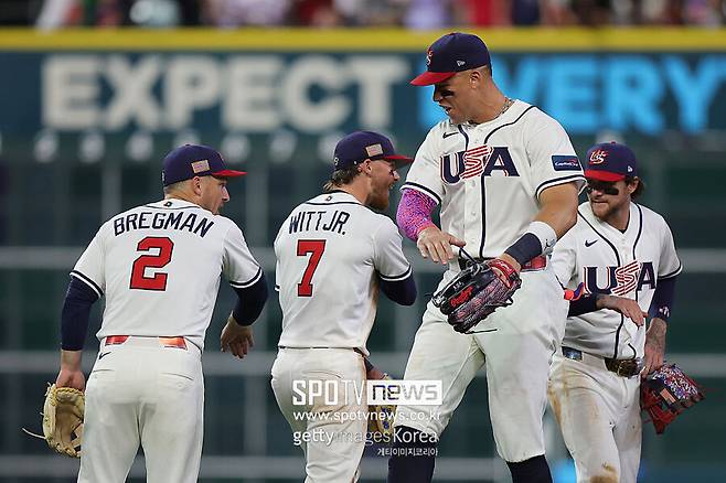 ▲ 미국 야구 대표팀 선수들.&nbsp;미국은 11일 열린 2026&nbsp;월드베이스볼클래식 1라운드 B조 이탈리아와의 경기에서 석패했다. 3승1패로 1라운드를 마친 가운데 12일 이탈리아-멕시코전 결과에 따라 8강 진출 여부가 결정되는 상황이다. 그런데 마크 데로사 미국 대표팀 감독은 이탈리아전을 앞두고 이미 미국이 8강 진출을 확정했다고 말해 논란에 휩싸였다. 경기 후 자신이 착각했다며 잘못을 인정했다.