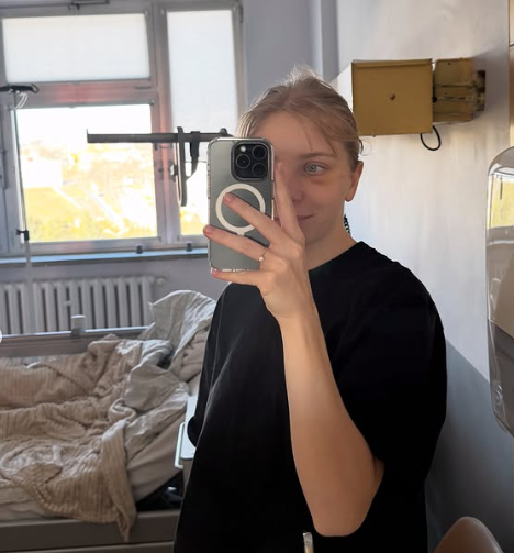 ▲ 선두를 달리던 셀리에르는 이탈리아의 아리아나 폰타나에게 추월을 허용한 뒤 코너 구간에서 균형을 잃었다. 이 과정에서 뒤따르던 미국의 크리스틴 산토스 그리스월드의 스케이트 날이 우발적으로 셀리에르의 왼쪽 눈 위를 스치며 큰 부상으로 이어졌다.