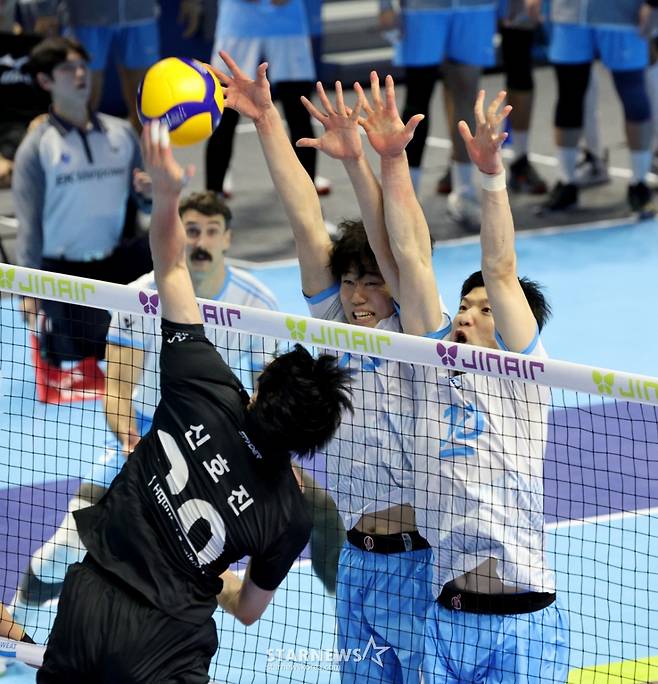 대한항공 정지석과 김민재가 22일 계양체육관에서 열린 진에어 2025-2026V리그 대한항공과 현대캐피탈 경기에서 신호진의 강타를 막아내고 있다. /사진=강영조 선임기자